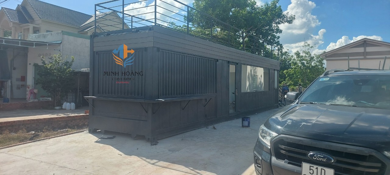 Container cafe 40 feet màu đen khung kính có sân thượng tại Bình Dương